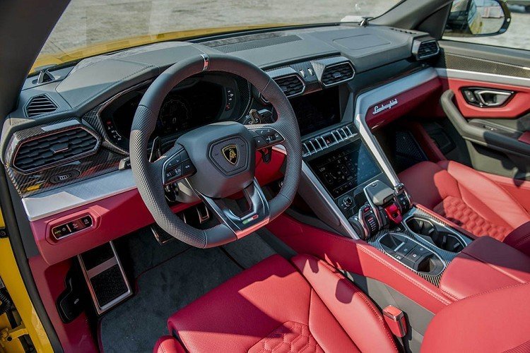 Bên trong nội thất, Lamborghini Urus được trang bị 2 màn hình giải trí và kết nối hệ thống thông tin giải trí Lamborghini (LIS). Ở màn hình trên cùng sẽ đảm nhận nhiệm vụ như hệ thống thông tin giải trí, định vị, điện thoại và thông tin trạng thái xe. Màn hình phía dưới dùng để điều khiển các tính năng như điều hoà nhiệt độ, bàn phím