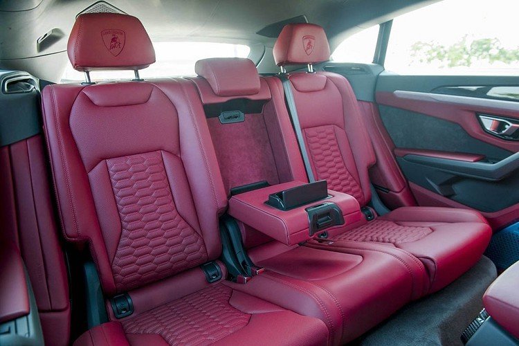 Urus cũng là chiếc Lamborghini được trang bị nhiều công nghệ giải trí hiện đại nhất như kết nối Apple CarPlay và Android Auto, loa Bang & Olufsen với công suất 1.700 W. Màn hình hiển thị head-up, giao diện dành cho điện thoại thông minh Lamborghini hay 2 màn hình thông minh giải trí cho hàng ghế sau