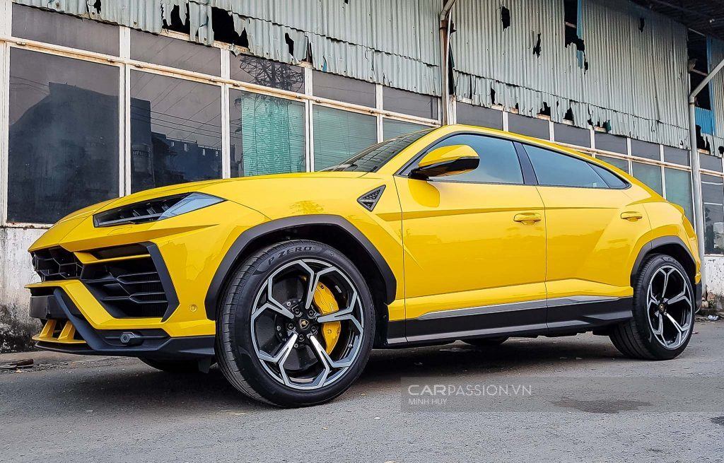 Trước đó, giới mê xe đã nhìn thấy có hai chiếc Lamborghini Urus về Việt Nam mang màu sơn Giallo Auge nổi bật và ấn tượng này