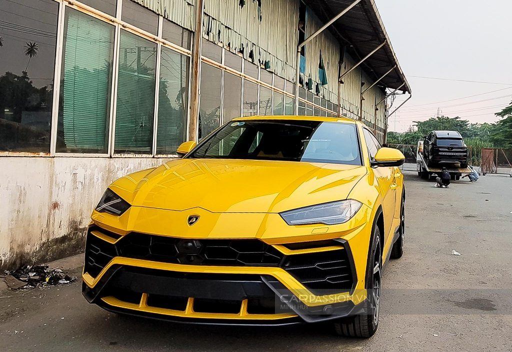 Mới đây, tại một trạm đăng kiểm ở TP HCM bất ngờ xuất hiện mẫu siêu SUV Lamborghini Urus màu vàng rực lạ mắt