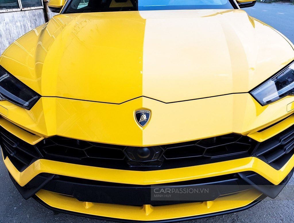 Giá xe Lamborghini Urus mới khởi điểm tại thị trường Mỹ chỉ khoảng 200.000 đô la (tương đương 4,66 tỷ đồng). Lúc mới ra mắt đây là mức giá bán rẻ nhất trong các sản phẩm của thương hiệu siêu xe Lamborghini. Khi về Việt Nam, do cõng các loại thuế khác nhau nên giá bán của Lamborghini Urus sẽ không dưới 20 tỷ đồng