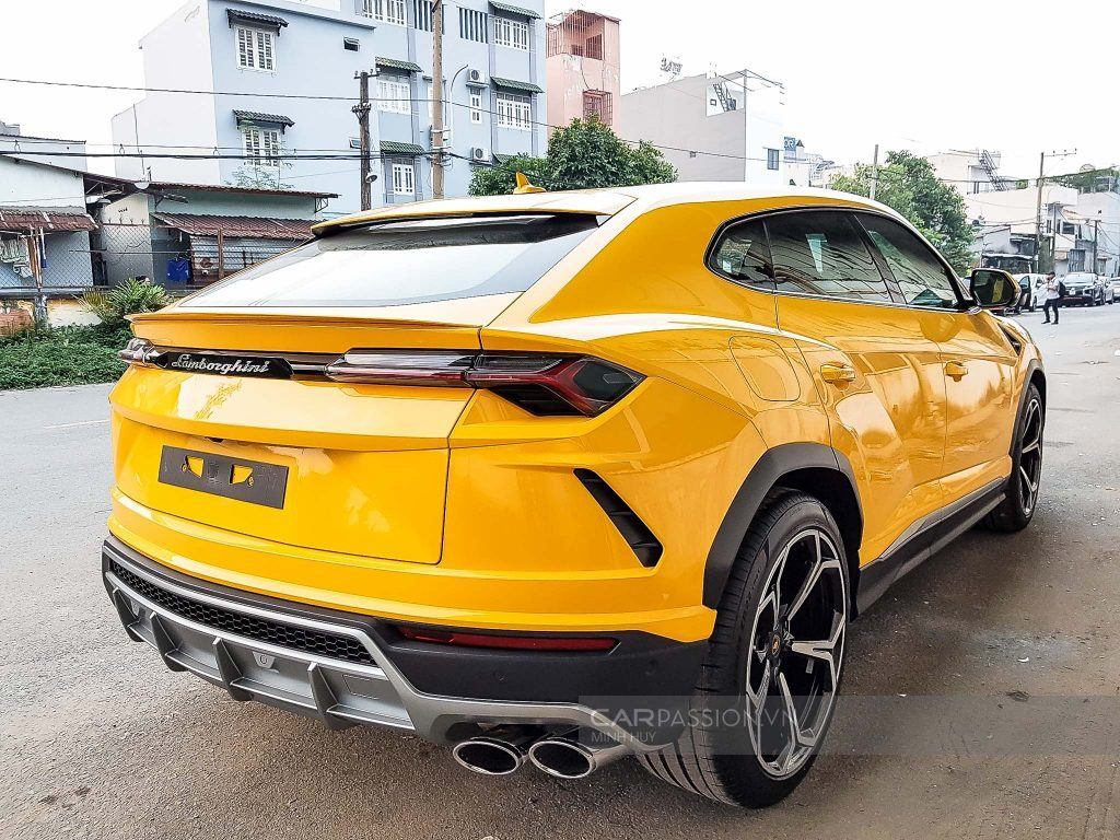 Về kích thước, Lamborghini Urus mới có trục cơ sở 3.003mm, tổng thể (Dài x Rộng x Cao) tương ứng (5.112 x 2.016 x 1.638)mm