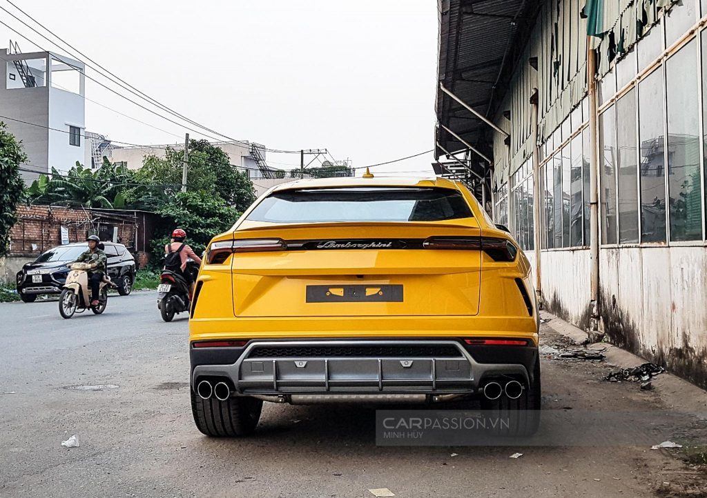 Lamborghini Urus được trang bị động cơ xăng V8, tăng áp kép, dung tích 4.0 lít, cho công suất tối đa 650 mã lực. Động cơ kết hợp cùng hộp số tự động 8 cấp và hệ dẫn động 4 bánh giúp Lamborghini Urus có thể tăng tốc từ 0-100 km/h trong 3,6 giây trước khi đạt vận tốc tối đa 305 km/h