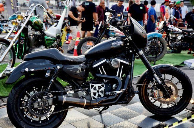 Còn mẫu xe này có màu sơn đen nhìn rất huyền bí