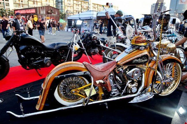 Còn đây là một chiếc Harley-Davidson khác được phủ lớp sơn màu vàng nhìn vô cùng đắt tiền và sang chảnh