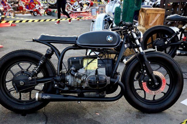 Chiếc mô tô BMW khác với khối động cơ hàng khủng, trong khi thân xe lại mảnh khảnh theo phong cách cafe racer