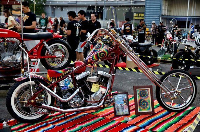 Còn đây là một mẫu xe Chopper với thân hình được phun sơn với những đồ họa sặc sỡ