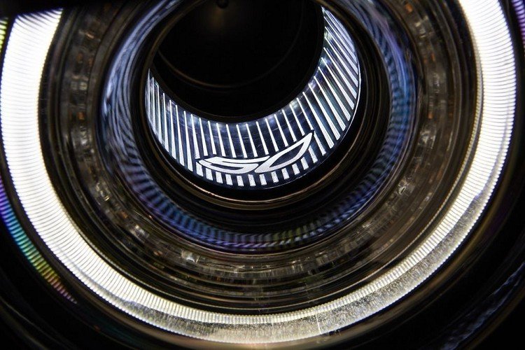 Những gì nhận lại với số tiền ấy chính là một lớp sơn hoàn thiện lì lợm (ví dụ như màu Vàng Gold Rush hue mới), mui xe Đen satin với cụm mũ Shaker khỏe khắn, bộ mâm ‘Gold Rush’ độc đáo, những huy hiệu đặc biệt và cuối cùng là cụm đèn pha với logo ‘50’ phát sáng