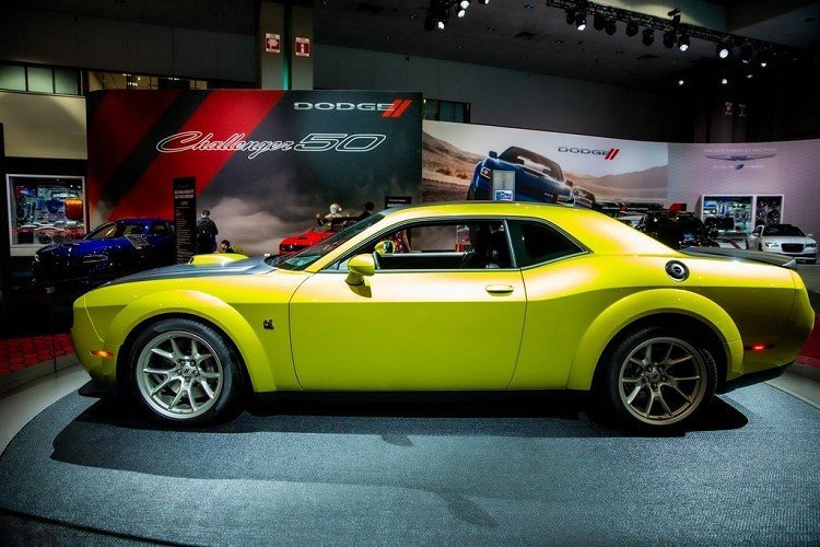 Các điểm nhấn khác phải kể tới như trần xe và phần đuôi được dán đen, nắp nhiên liệu đen satin với chữ “Fuel” in nổi