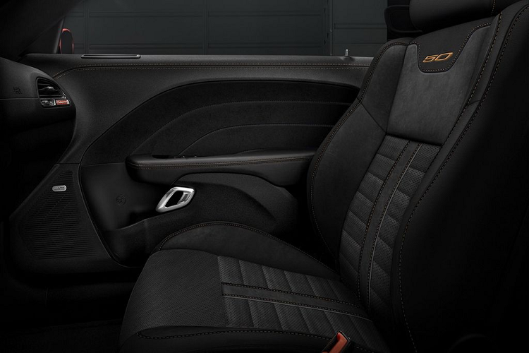 Bộ ghế ngồi được bọc da Nappa đen, pha trộn với chất liệu Alcantara cao cấp (tích hợp chức năng sửa và thông gió), nổi bật với điểm nhấn chỉ khâu Sepia tương phản trên khu vực cabin và những huy hiệu ‘50’ thêu tỉ mỉ. Ngoài ra, những lát cắt sợi carbon cũng đã xuất hiện trên khu vực điều khiển trung tâm