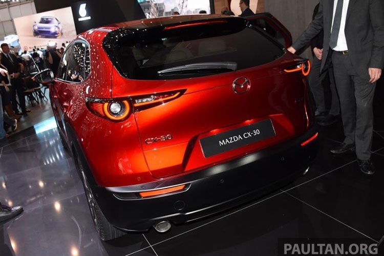 Trong khi đó, bản 2.0 High và 1.8D High lại dùng đèn pha Signature LED, đèn hậu LED, mở cửa không cần chìa khóa, cửa cốp tự động cũng như cảm biến đỗ xe trước/sau