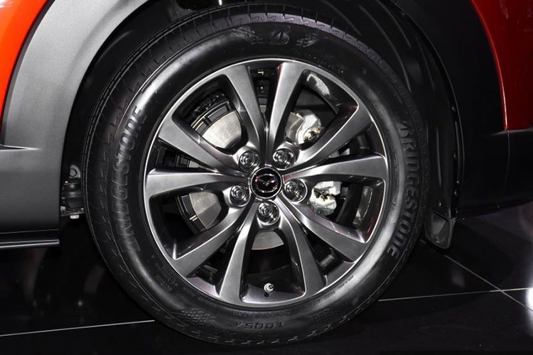 Bên sườn, Mazda CX-30 trông khác biệt so với CX-5, đặc biệt là hình chữ "S" trên cửa. Hình chữ S này được tạo ra nhờ sự kết hợp giữa khoảng trống, những đường cong cũng như ánh sáng và bóng tối