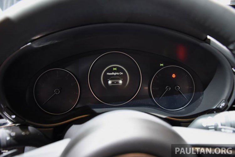 Trong khi đó, điều hòa tự động 2 vùng với cửa gió và nút chỉnh ở hàng ghế sau, ghế lái chỉnh điện 10 hướng, nhớ 2 vị trí hay ghế bọc da chỉ có trên bản 2.0 High và 1.8D High. Nguồn cung cấp sức mạnh cho Mazda CX-30 tại Malaysia là 2 tùy chọn động cơ. Cả hai động cơ đều đồng hành với hộp số tự động 6 cấp và hệ dẫn động cầu trước