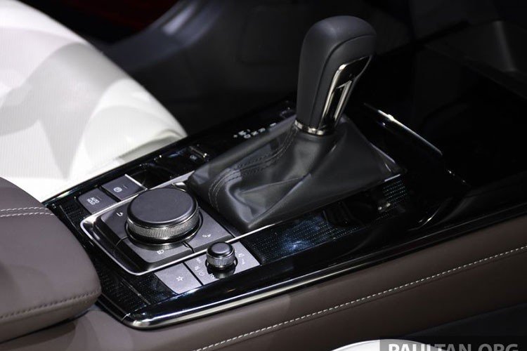 Để đảm bảo an toàn cho người dùng, hãng Mazda trang bị những tính năng như túi khí trước, bên sườn, rèm, túi khí đầu gối người lái, hệ thống chống bó cứng phanh ABS, phân bổ lực phanh điện tử, hỗ trợ phanh khẩn cấp, kiểm soát lực kéo, hỗ trợ khởi hành ngang dốc, đèn cảnh báo dừng khẩn cấp, tính năng tạm giữ phanh Auto Hold, khóa cửa tự động và cảnh báo thắt dây an toàn tiêu chuẩn cho CX-30 tại Malaysia