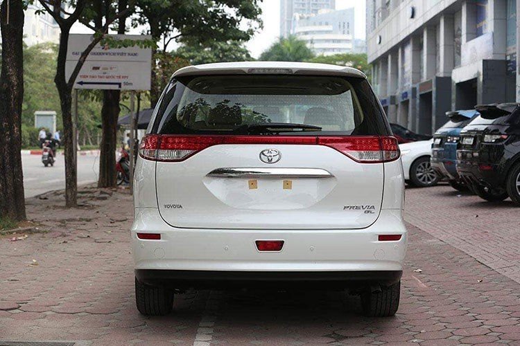 Đuôi của Toyota Previa 2019 vẫn có thiết kế khá lành, dù rằng 2 cụm đèn hậu được thiết kế nối liền với nhau trông tương đối thời thượng