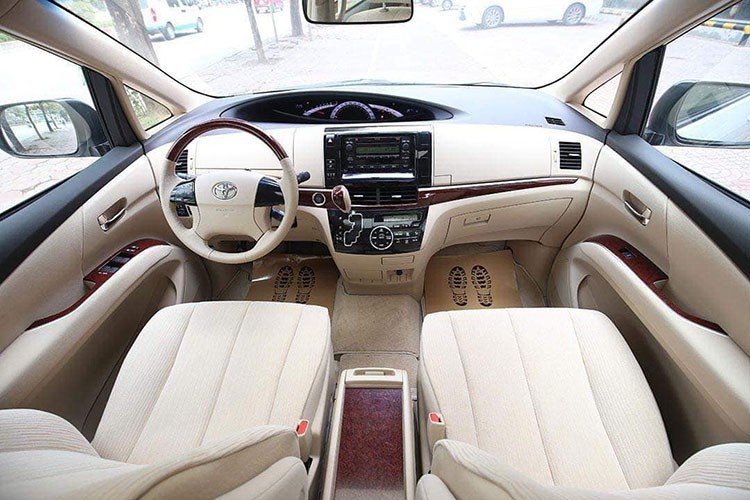 Nội thất của Toyota Previa 2019 sở hữu chất liệu nỉ màu be cho các ghế ngồi cùng các chi tiết ốp gỗ màu nâu, phần nào tạo cảm giác sang trọng cho xe. Nội thất có cấu hình chỗ ngồi dạng 2:2:3 với không gian để chân rộng rãi, thoải mái cho cả 3 hàng ghế