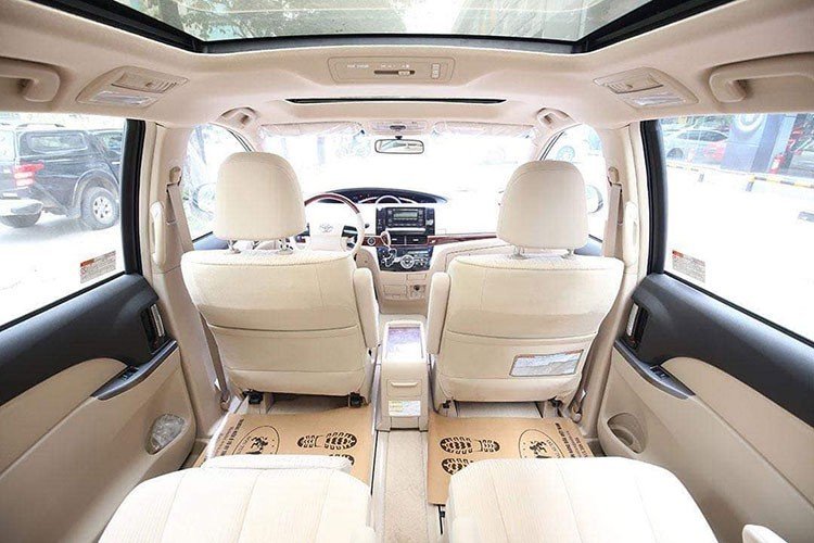 Vô-lăng 4 chấu bọc da và gỗ tích hợp các nút bấm điều chỉnh hệ thống giải trí. Cụm đồng hồ được đặt lệch về phía chính giữa giống với Toyota Vios đời cũ. Toyota Previa 2019 sử dụng chìa khóa thông minh, có thể mở 2 cửa trượt và cốp sau bằng nút bấm. Xe cũng được trang bị công nghệ khởi động bằng nút bấm Start Stop Engine