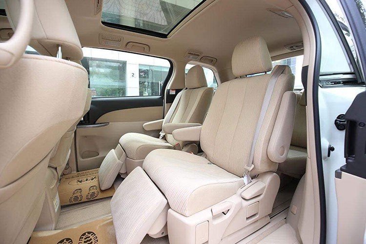 Các trang bị đáng chú ý khác của xe như màn hình giải trí trung tâm dạng cảm ứng, cửa số trời cho khoang trước và khoang sau. Công nghệ an toàn trên Toyota Previa GL 2.4 gồm có chống bó cứng phanh ABS, phân bổ lực phanh điện tử, hỗ trợ phanh khẩn cấp, cân bằng điện tử,...