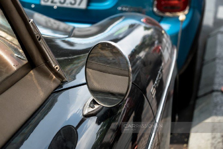 Có lẽ chủ nhân vẫn muốn giữ lại một vài dấu ấn thời gian trên chiếc xe như những logo chrome đã bạc màu