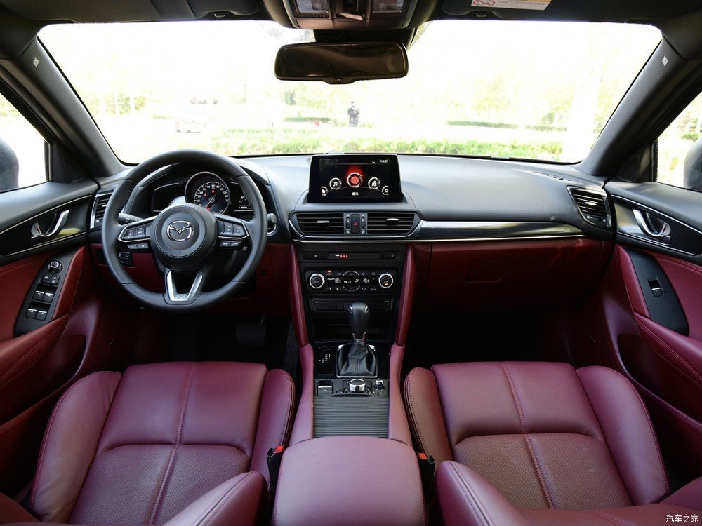 Hệ thống thông tin giải trí Mazda Connect với màn hình cảm ứng 8 inch nằm độc lập trên mặt táp-lô, hỗ trợ Apple CarPlay/Baidu CarLife, hệ thống định vị...