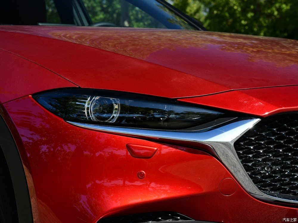 Cụ thể, mẫu crossover cỡ C này được bổ sung đầu xe hoàn toàn mới với cụm đèn pha LED tái thiết kế và lưới tản nhiệt táo bạo hơn, đi kèm viền mạ crôm sắc sảo hơn