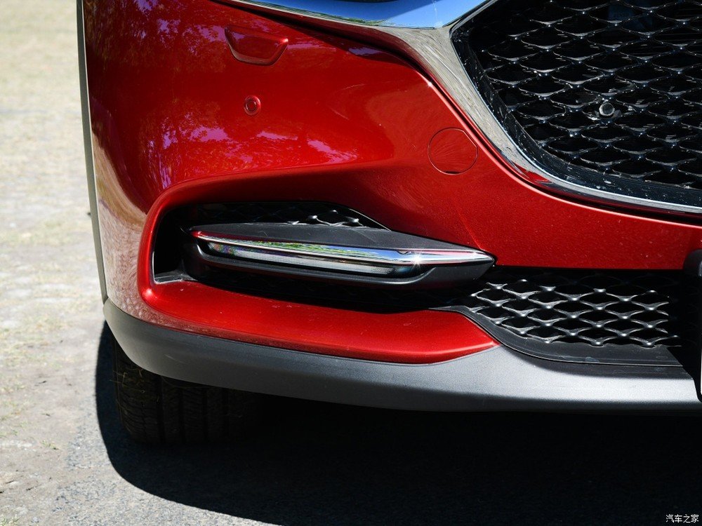 Bên dưới là cản trước cũng được cải tiến toàn diện, có thêm thanh đèn LED nổi bật hơn, giúp cải thiện hiệu suất khí động lực học cho xe