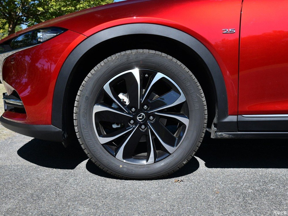 Tương tự phiên bản cũ, cột A của Mazda CX-4 mới cũng được sơn màu đen, tạo hiệu ứng nóc lơ lửng. Thêm vào đó là bộ vành hợp kim phối 2 màu, thiết kế mới và có đường kính 17 inch hoặc 19 inch, tùy phiên bản