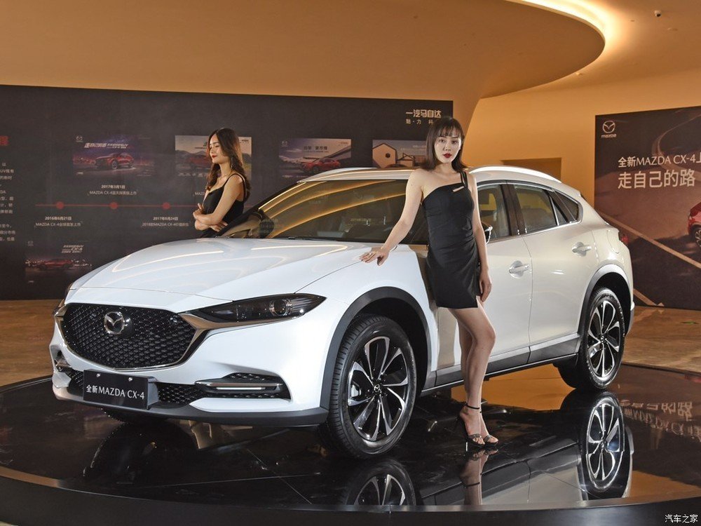 So với phiên bản cũ, kích thước của Mazda CX-4 2020 chỉ thay đổi nhẹ, bao gồm chiều dài 4.637 mm, rộng 1.855 mm và cao 1.524 mm. Riêng chiều dài cơ sở 2.700 mm giữ nguyên như cũ.