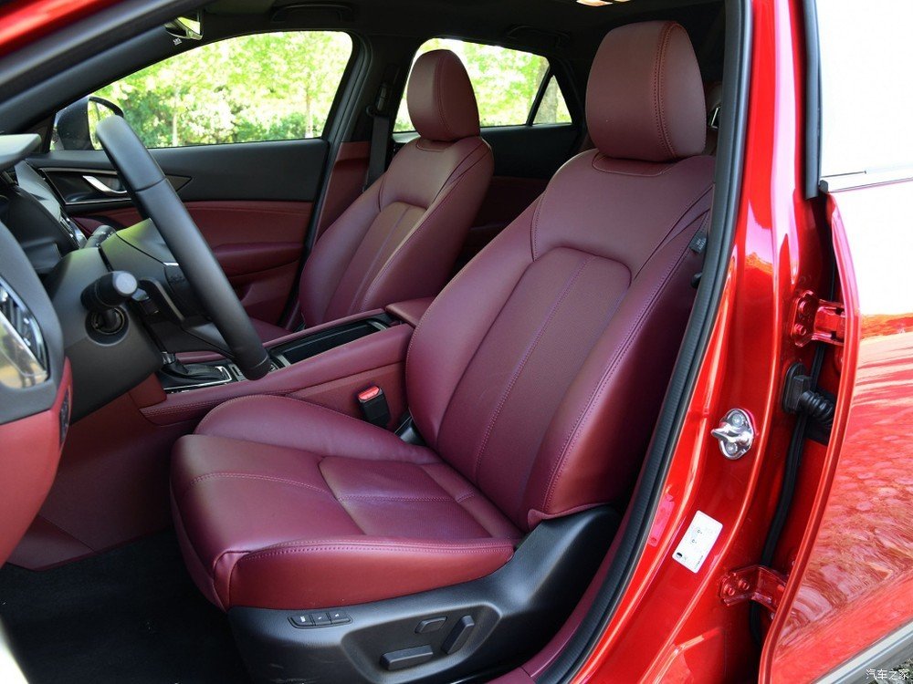 Thiết kế nội thất của Mazda CX-4 2020 cũng gần như không mới. Hãng Mazda chỉ bổ sung tùy chọn màu nội thất đen phối đỏ rượu, những chi tiết mạ crôm và chất liệu da mới nhằm mang đến cảm giác sang trọng hơn cho mẫu crosssover cỡ C này