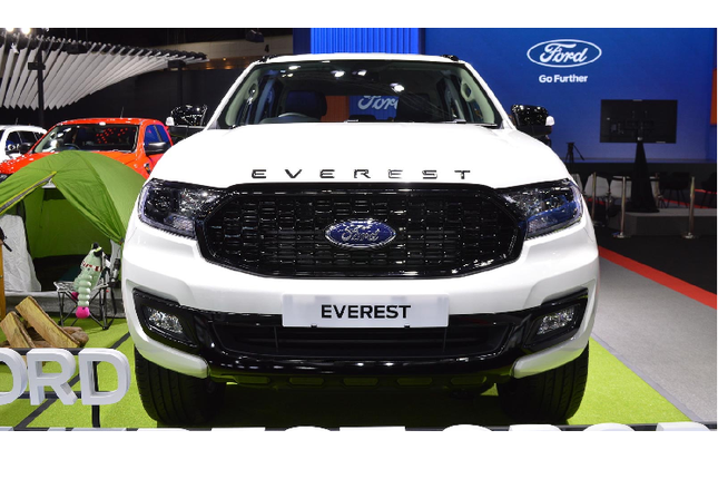 Điểm nhấn Ford Everest Sport 2020 mới chính là nhấn màu đen xuất hiện ở vỏ đèn sương mù, ốp gương chiếu hậu và lưới tản nhiệt