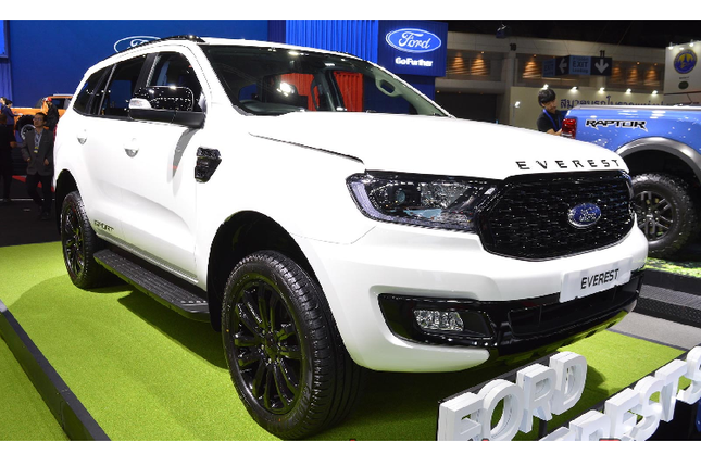 Các bánh xe 20 inch sử dụng trên mẫu xe SUV Ford Everest Sport về cơ bản khá giống như trên phiên bản Titanium nhưng được nhà sản xuất phủ thêm lớp sơn màu đen