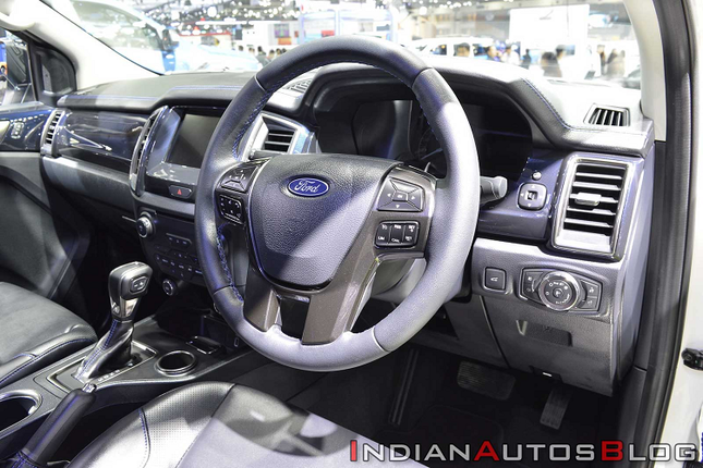 Đi cùng là hộp số tự động 10 cấp và dẫn động cầu sau. Hiện phiên bản Sport vẫn chưa được cung cấp hệ dẫn động 4x4