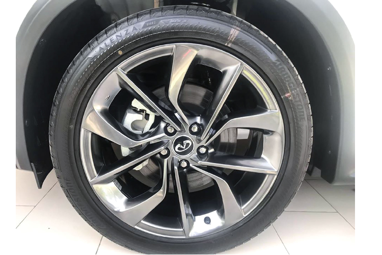 M&acirc;m 20 inch 5 chấu k&eacute;p đi c&ugrave;ng với lốp Bridgestone d&ograve;ng Alenza