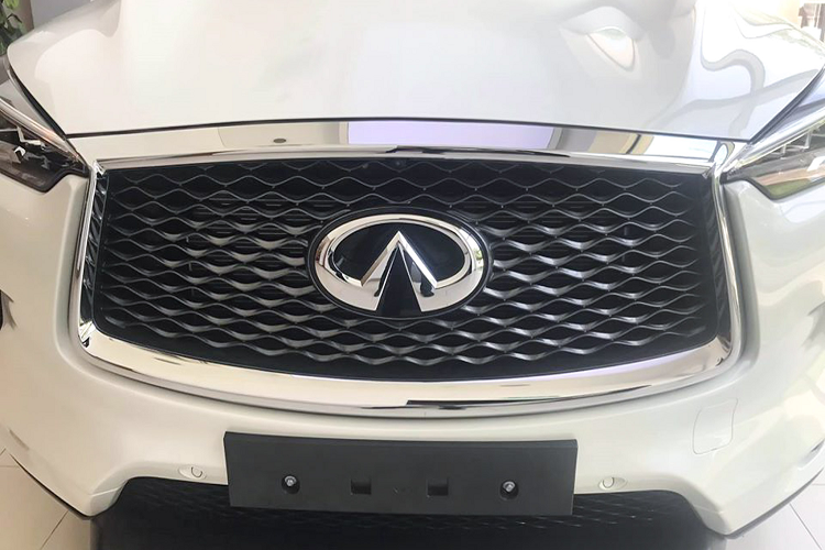 Phần đầu xe g&acirc;y ấn tượng với người đối diện khi trang bị đ&egrave;n pha LED sắc sảo nối liền cụm lưới tản nhiệt h&igrave;nh mắt c&aacute;o