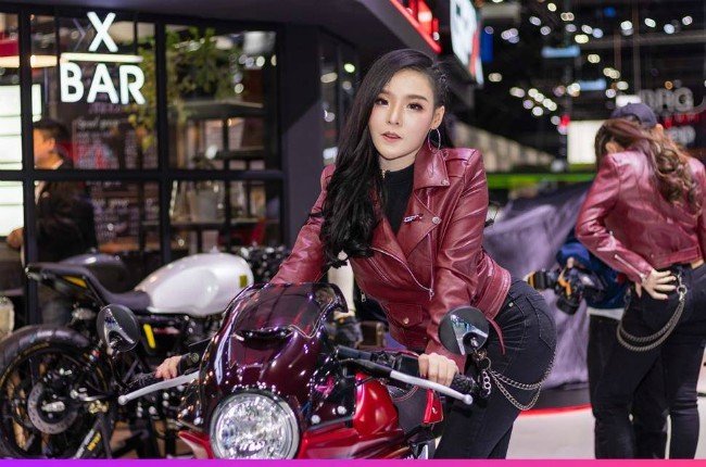 Người đẹp khoe vòng ba nóng bỏng một cách khéo léo bên xế nổ tại Motor Expo 2019 đang diễn ra tại Thái Lan