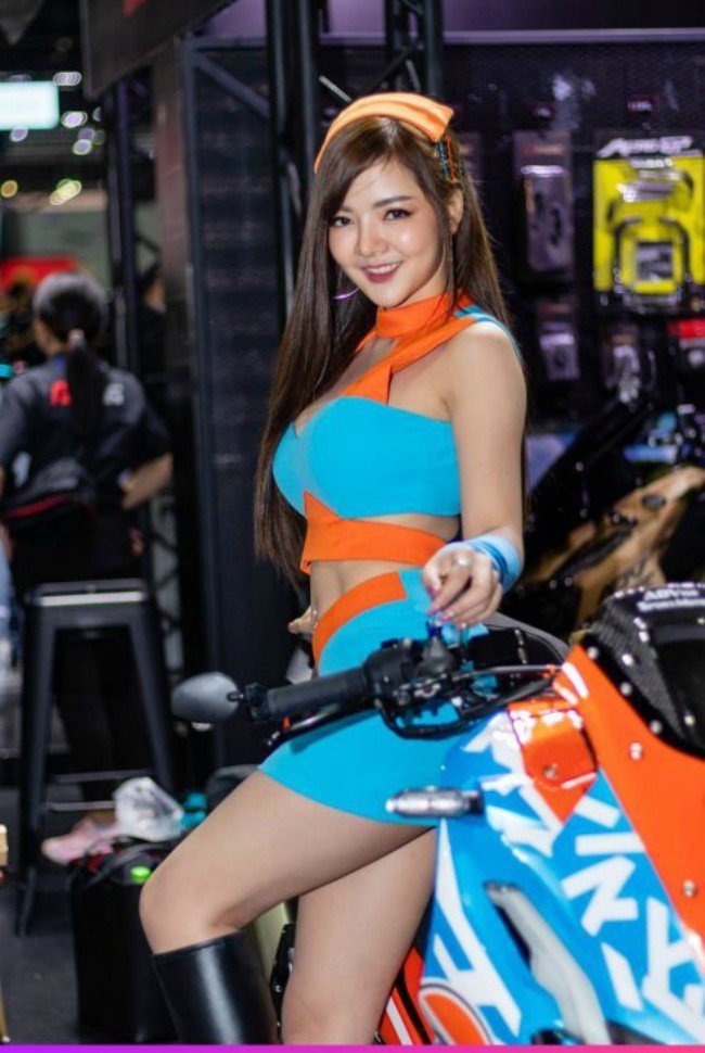 Tông xoẹt tông với dàn áo của xế nổ