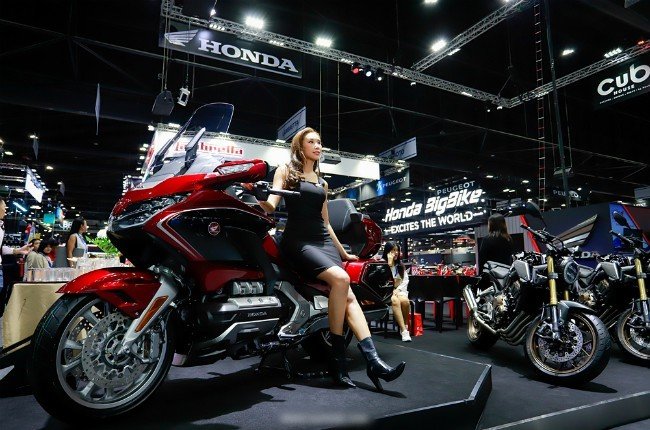 Người đẹp khoe chân dài miên man bên chuyên cơ mặt đất Honda Gold Wing