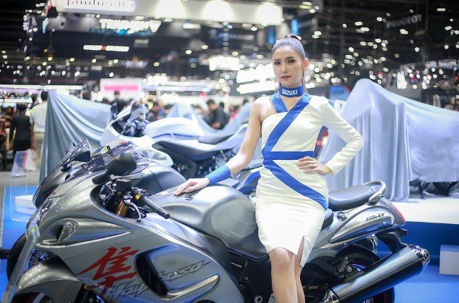 Người đẹp tạo dáng bên "thần gió" Hayabusa của Suzuki