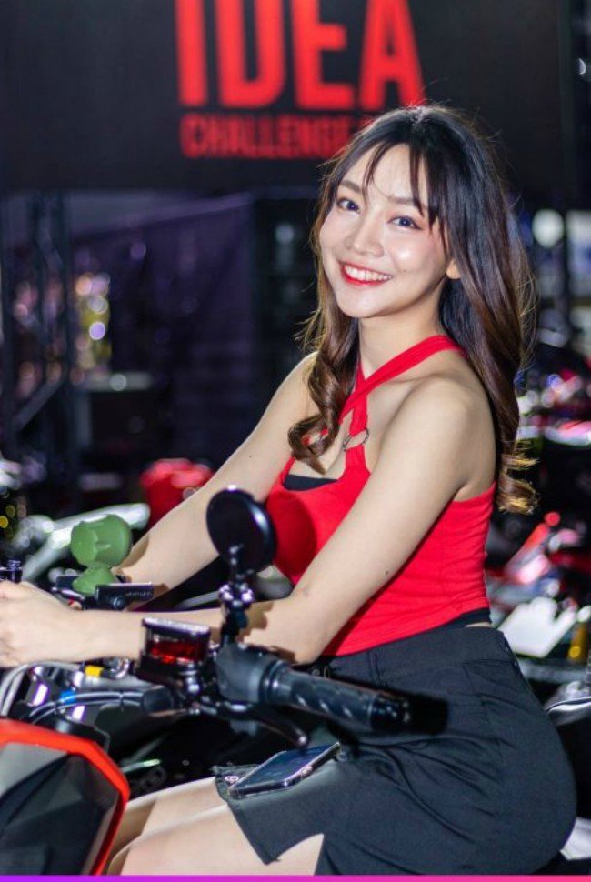 Người mẫu có nụ cười rạng rỡ...