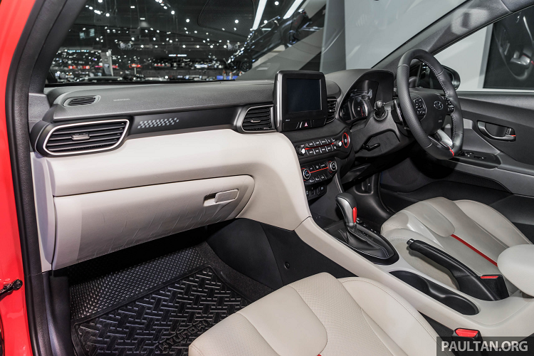 Các nút điều khiển thông tin giải trí được đẩy xuống bên cạnh nút khởi động. Bảng điều khiển trung tâm tập trung vào người lái hơn. Vô lăng và các nút công cụ cũng được thiết kế mới