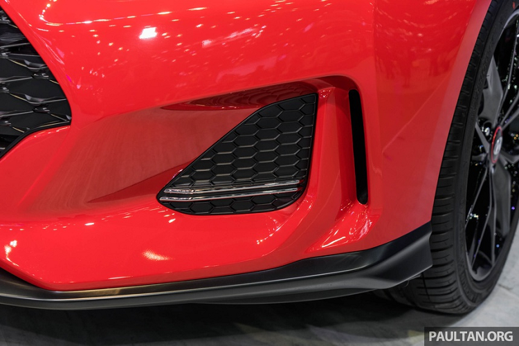 Hyundai Veloster hoàn toàn mới giờ đây là mẫu xe 5 cửa thay vì 4 cửa như trước. Vòm bánh sau mở rộng, đèn hậu 2 mảnh kéo gần về cột D. Ống xả kép thể thao là đặc trưng trên Veloster