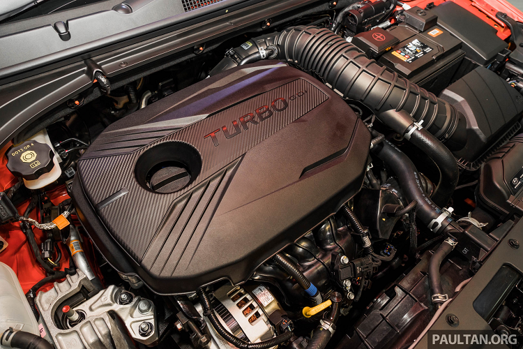 Dưới nắp capo, Hyundai Veloster Turbo trang bị động cơ 4 xy-lanh 1.6L tăng áp, tạo ra công suất 201 mã lực tại 6.000 vòng/phút. Xe có 2 tùy chọn số sàn 6 cấp hoặc tự động 7 cấp