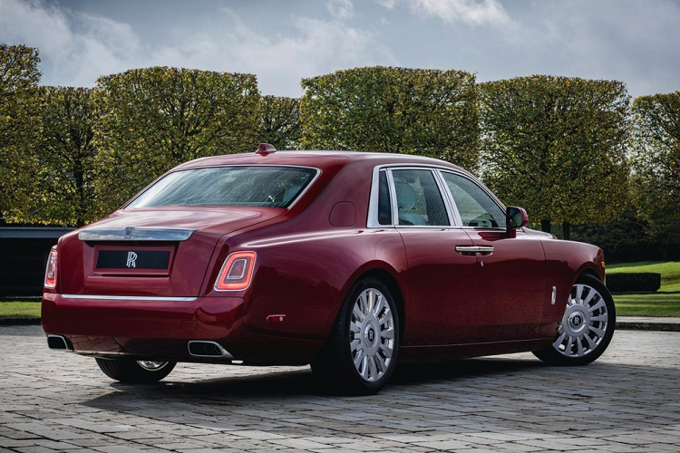 Đây là một tác phẩm của sự kết hợp giữa hãng xe sang Rolls-Royce và RED (một quỹ nghiên cứu cách chống lại các căn bệnh như AIDS, lao, sốt rét...) nhằm kỷ niệm 115 năm của thương hiệu Anh quốc