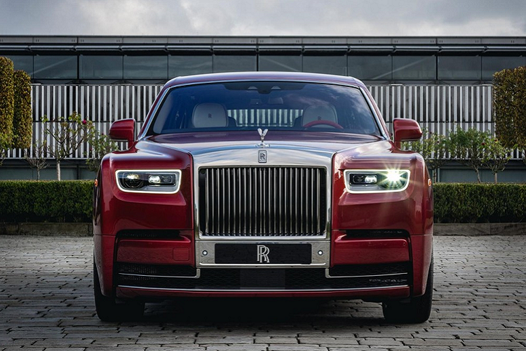 Điểm nổi bật của chiếc Rolls-Royce Phantom RED 2019 chính là lớp sơn màu sơn đỏ Magma Red với các hạt pha lê chìm trong lớp sơn bề mặt tạo nên sắc độ lóng lánh rất khác biệt