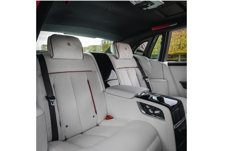 Bên trong là không gian nội thất bọc da được chế tác thủ công màu trắng Brilliant Arctic White, được nhấn bởi các viền màu đỏ Mugello Red. Roll-Royce sử dụng tới 9 lớp da được hoàn thiện thủ công