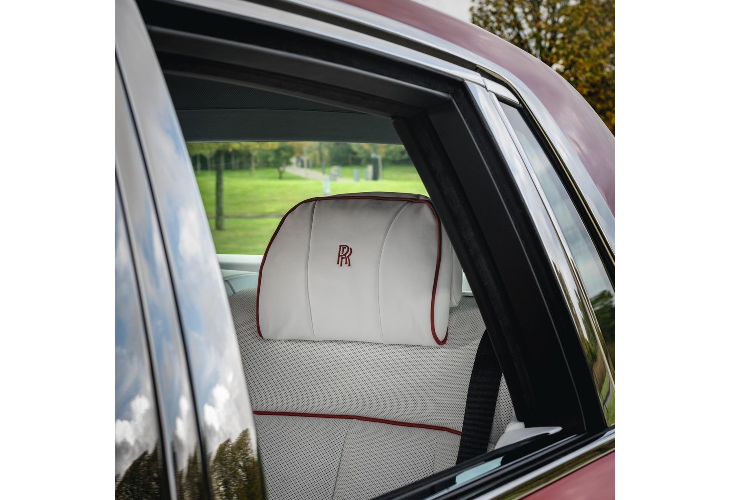 Ngoài ra, điểm nổi bật của không gian nội thất là các mặt ốp gỗ được hoàn thiện bằng tay với 6 lớp sơn mài và bộ đèn trần Mugello Red Shoot Starlight Headlight kéo dài hết trần xe với 1.600 bóng đèn sợi quang nhỏ