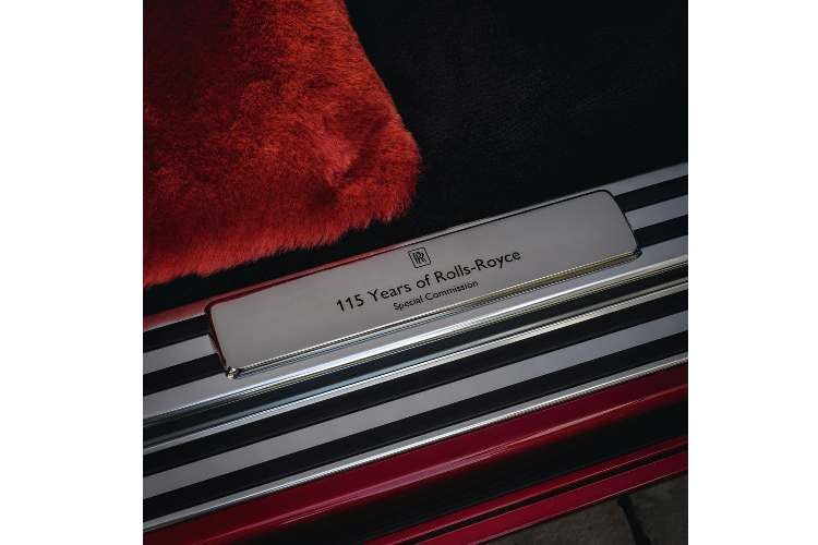Ở bệ cửa, The Red Phantom được khắc dòng chữ "115 years of Rolls-Royce - Special Commission" nhằm đánh dấu sự đặc biệt của mẫu xe này