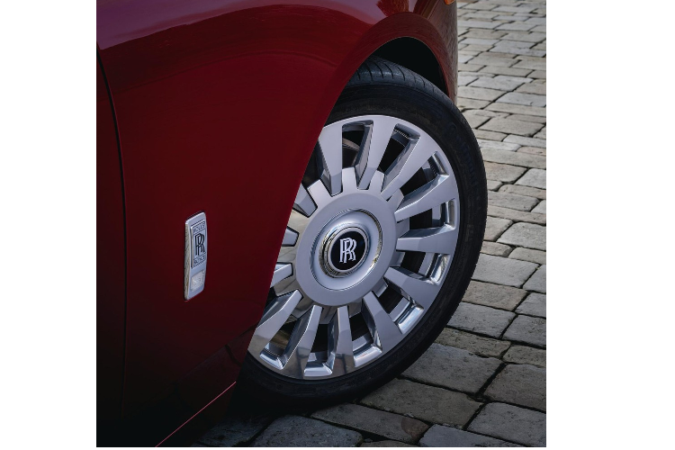 Nghệ sĩ Mickalene Thomas sẽ cá nhân hoá chiếc xe theo yêu cầu của khách hàng, dựa trên tác phẩm nghệ thuật nguyên bản được lấy cảm hứng từ The Red Phantom