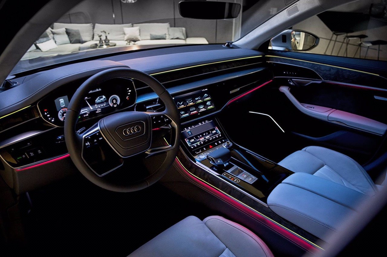 6. Audi A8L: Khoang lái của Audi A8 mới là một nơi đáng để bỏ thời gian thưởng thức, nhưng điều làm người ta hứng thú nhất là các công nghệ