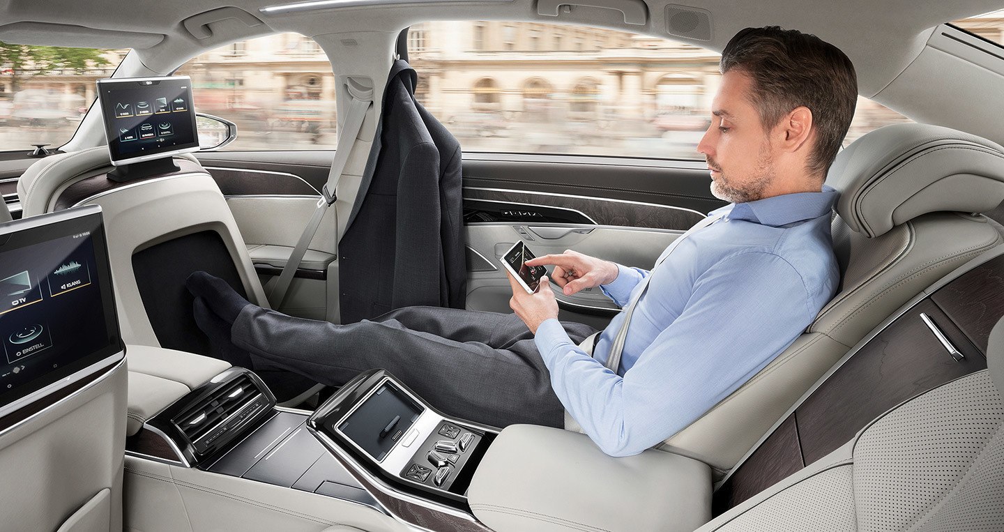 Bảng đồng hồ của xe là dạng kỹ thuật số hoàn toàn và mặt táp lô có bao gồm 2 màn hình cảm ứng lớn để điều khiển tất cả mọi thứ. Phiên bản xe cao cấp thậm chí còn có một chiếc máy tính bảng có thể tháo ra ở ghế sau